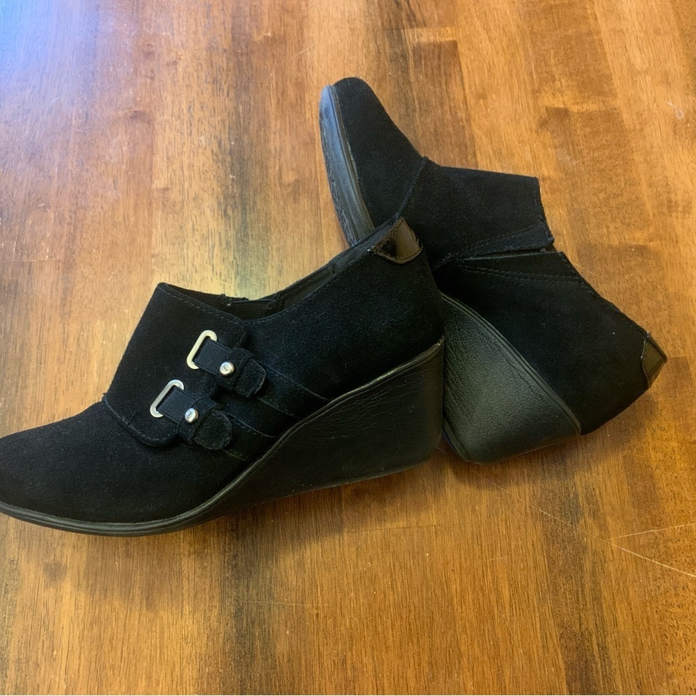 Anne Klein Sport 8.5 Fabiola Suede Wedge Shoes with Decorative Strap   Casual